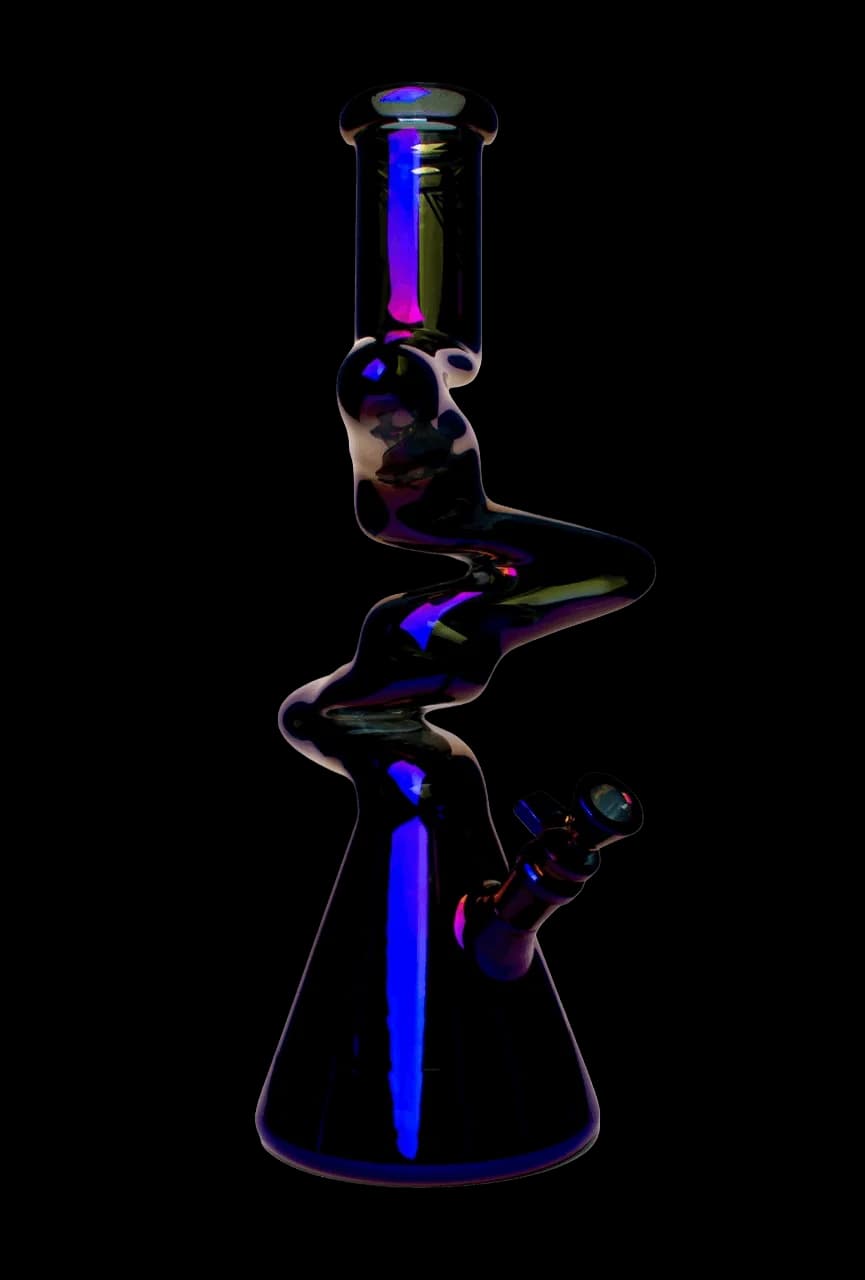 Pipe à eau en verre noir avec des accents iridescents bleus et roses, dotée d'un col courbé et d'une base en bécher avec une pièce de bol assortie.