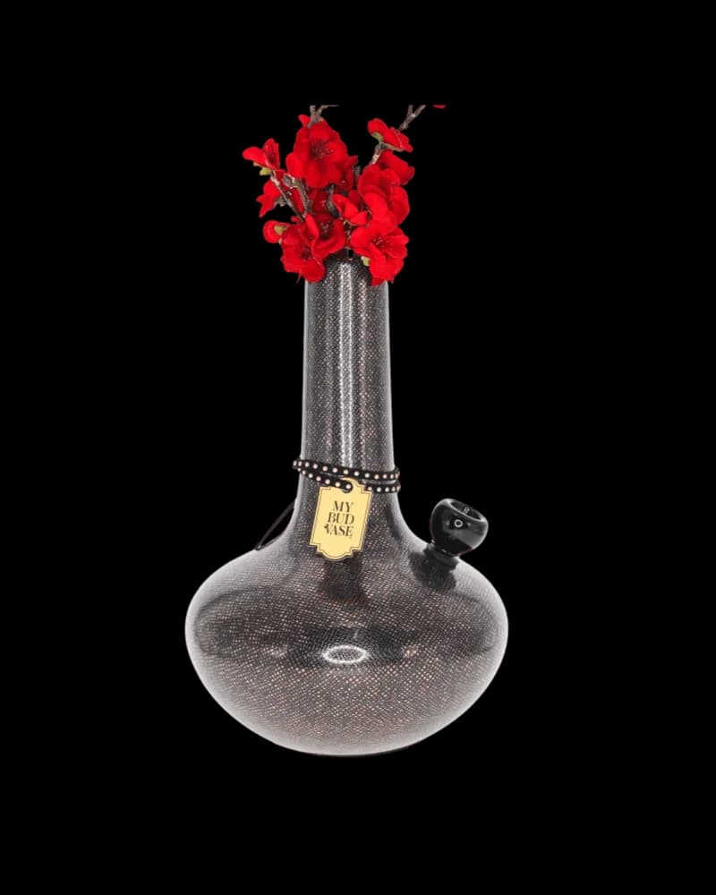 Bong Burmese de My Bud Vase avec corps sphérique texturé gris, tige étroite et fleurs artificielles rouges dans l'ouverture du col