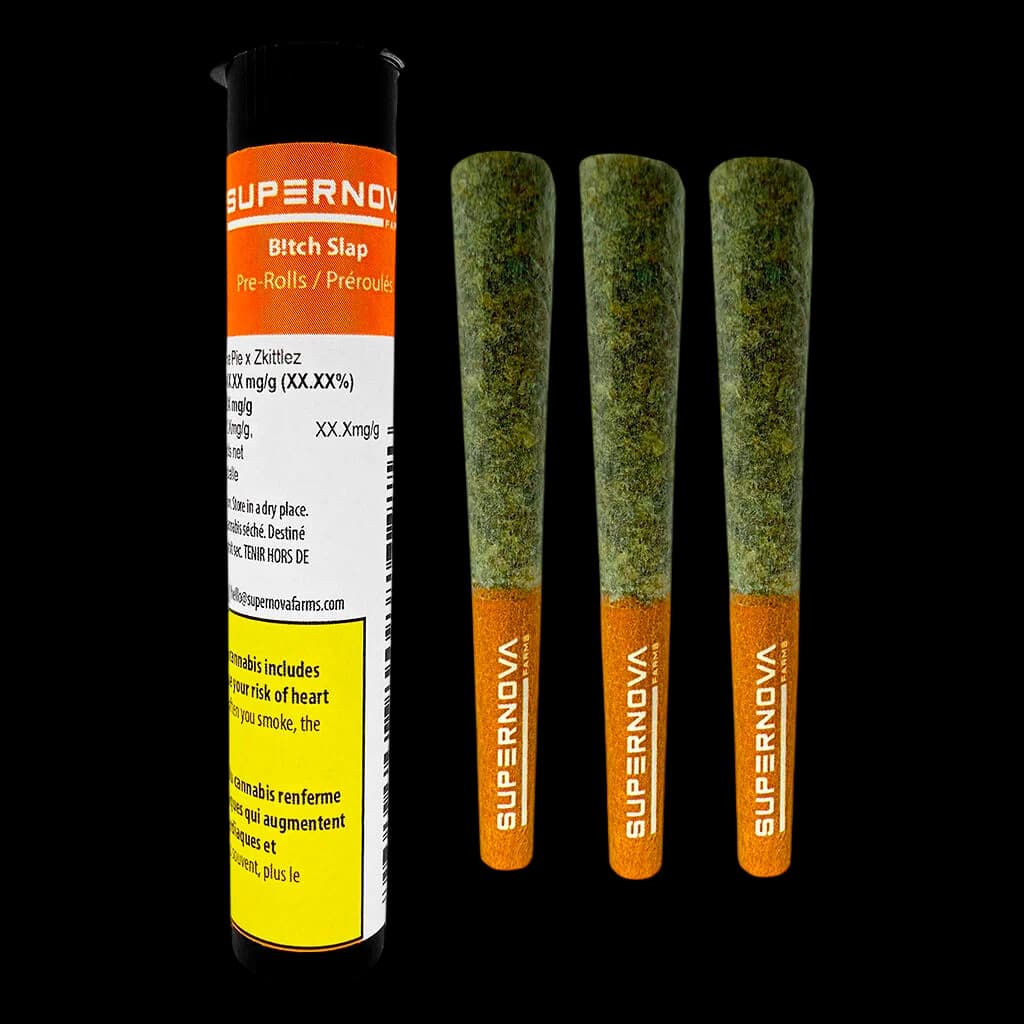 Pré-roulés Bitch Slap de Supernova Farms, paquet de 3 avec embouts filtrants orange et fleur de cannabis visible