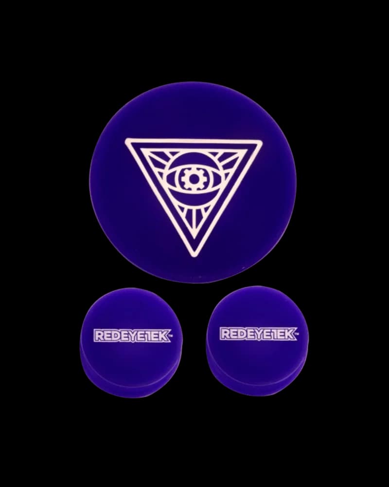 Ensemble de bouchons de nettoyage en silicone Red Eye Tek avec un grand bouchon arborant le logo en forme d'œil triangulaire et deux petits bouchons de marque en bleu profond