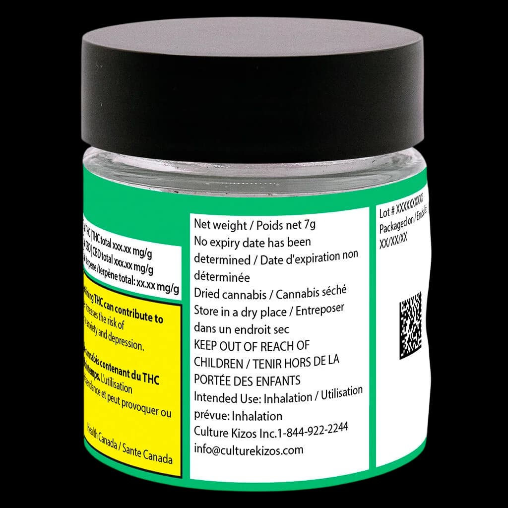 Pot en verre transparent de 7 g de fleur de cannabis séchée Super Boof de Coterie, couvercle noir, étiquette verte et blanche, avertissement jaune de Santé Canada