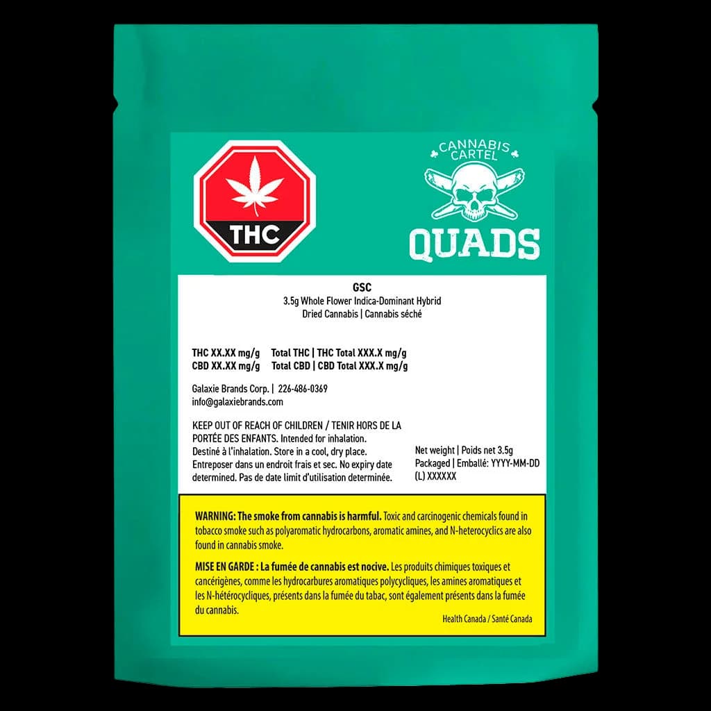 Boutons de fleurs séchées Cannabis Cartel QUADS GSC avec des trichomes denses et une coloration vert-dorée sur fond blanc