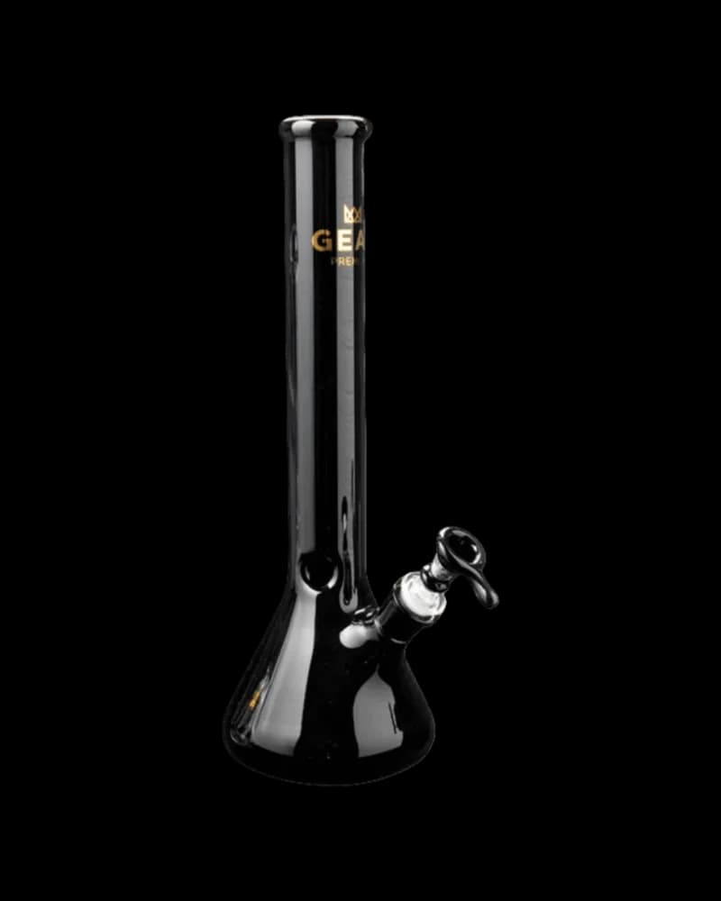 Bong beaker tube noir Gear Premium avec logo doré et tige descendante inclinée