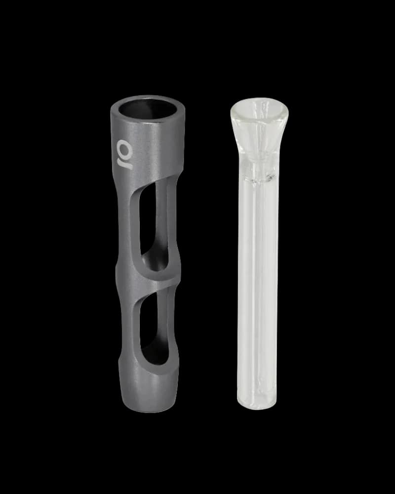 Pipe chillum ONGROK en gris métal canon avec design ouvert et insert en verre, présentée de côté