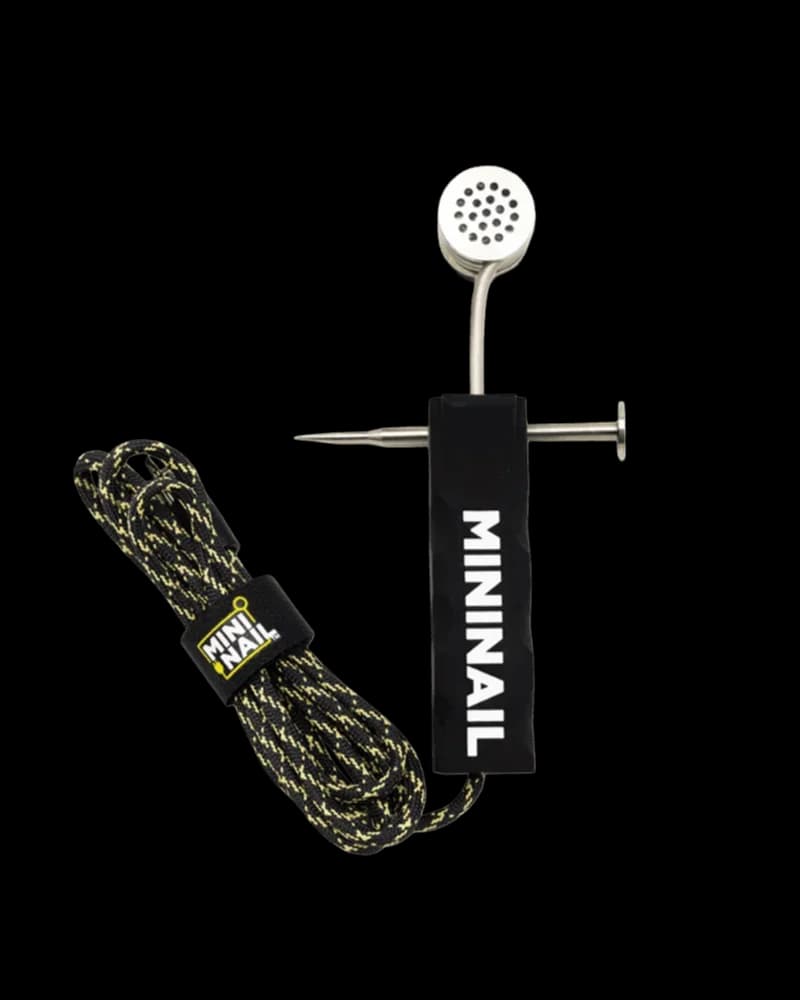 Accessoire vaporisateur pour herbes sèches MiniNail Flower Wand avec tête en métal perforé, tige en acier et cordon tressé noir à rayure jaune