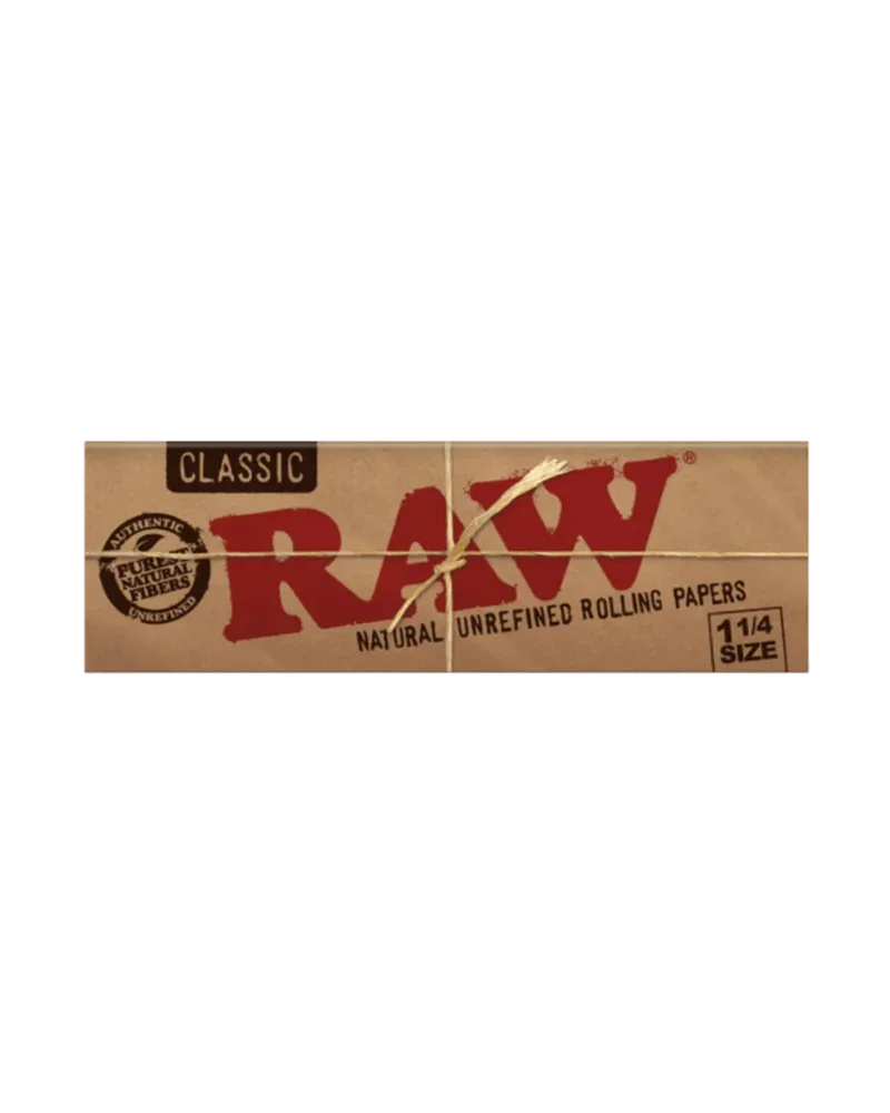 Emballage avant des feuilles à rouler RAW Classic 1 1/4" naturelles non raffinées avec logo rouge sur emballage brun kraft