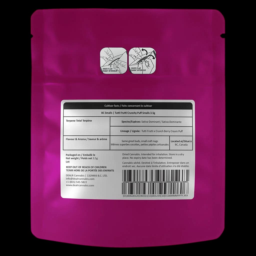 Sachet de 3,5 g de petites fleurs de cannabis séché BC Smalls Tutti Frutti Crunchy Puff Smalls avec emballage violet et étiquette réglementaire