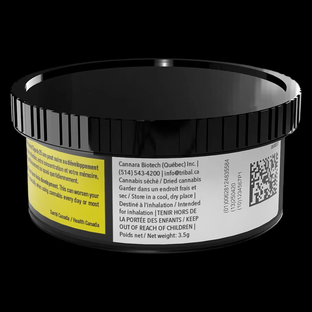 Fleur de cannabis séché Tribal Gran Turismo 3,5 g dans un contenant noir avec étiquette d'avertissement jaune de Santé Canada