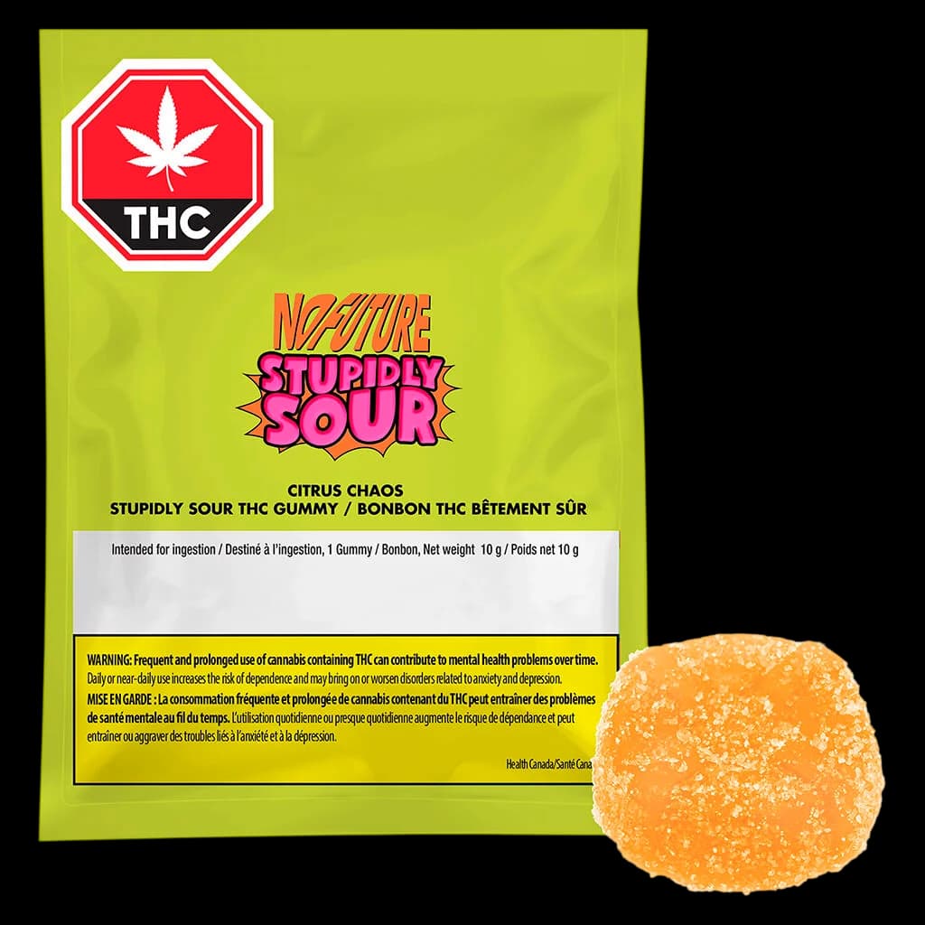 Gomme THC Citrus Chaos Stupidly Sour de No Future, sachet de 10 g avec une gomme acidulée enrobée de sucre sûr à l'orange affichée à côté de l'emballage
