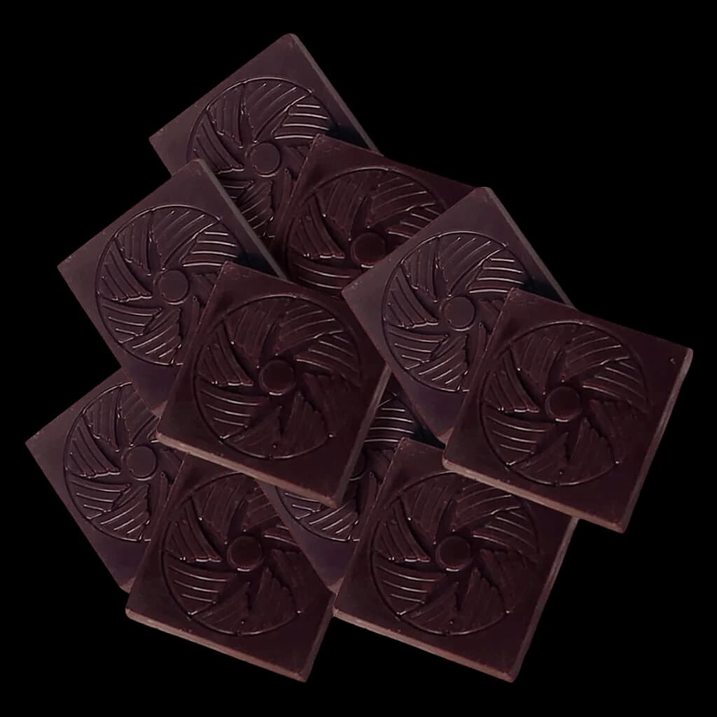Carrés de chocolat végétalien micro-dosé THC:CBD 1:25 de Social Sessions avec motif de champignon reishi en relief