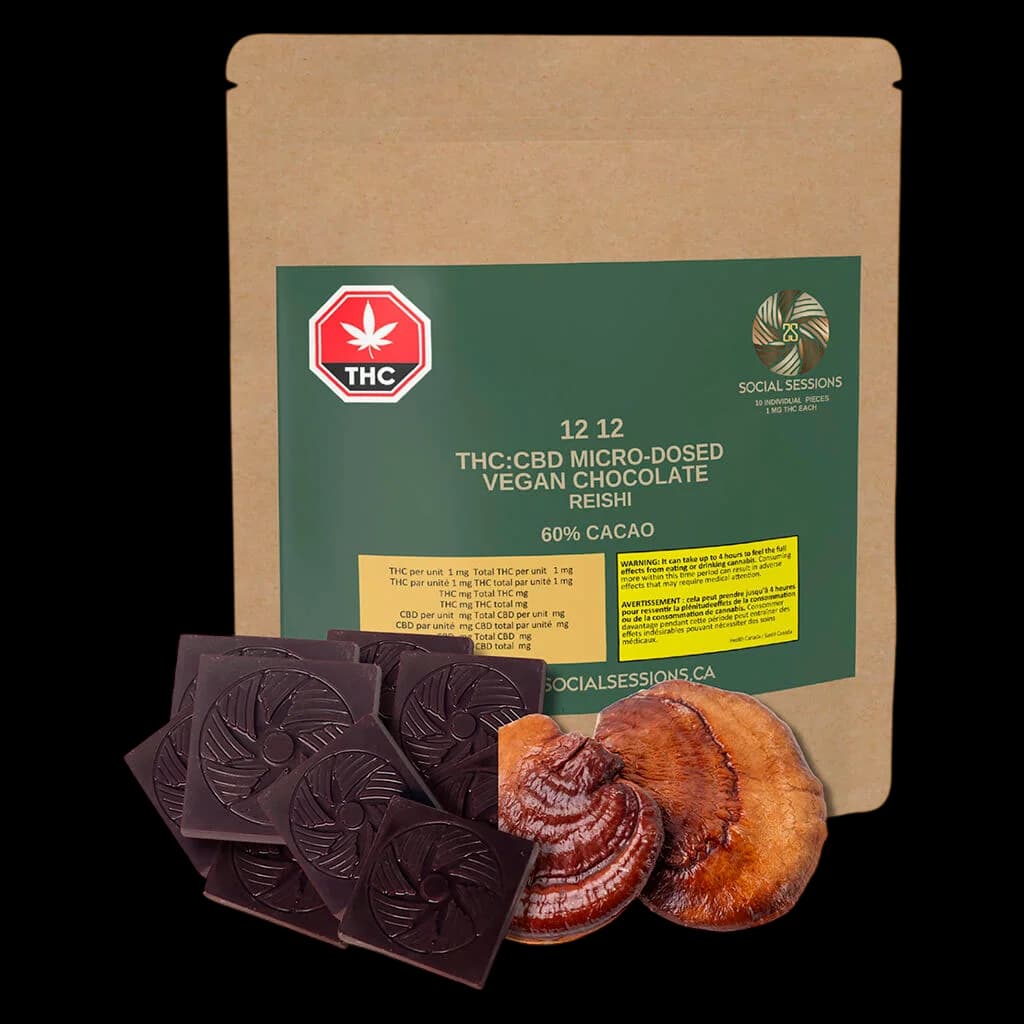 Sessions sociales 12:12 THC:CBD chocolat végétalien micro-dosé au reishi, 70% cacao, 12 morceaux avec carrés de chocolat noir et chocolats au reishi affichés devant l'emballage en papier kraft