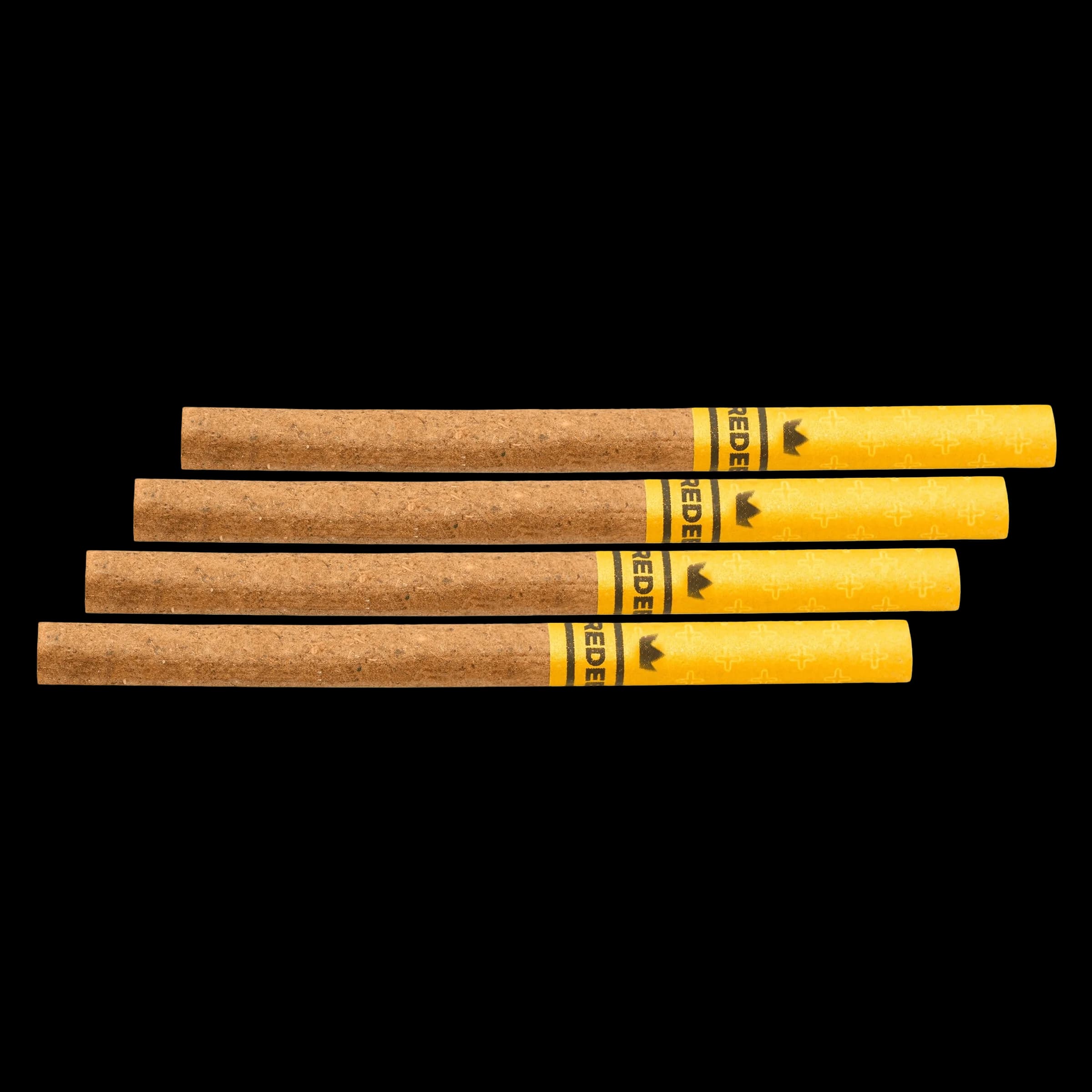 Quatre pré-roulés Redees PLUS de Redecan infusés à la résine vive, avec papiers à rouler naturels et embouts filtrants jaunes, disposés en rangée