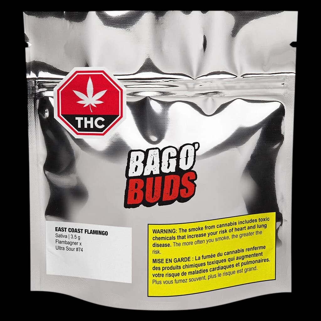 Emballage de fleurs séchées sativa Bago Buds East Coast Flamingo 3,5 g, avec symbole rouge d'avertissement THC et étiquette jaune de mise en garde pour la santé