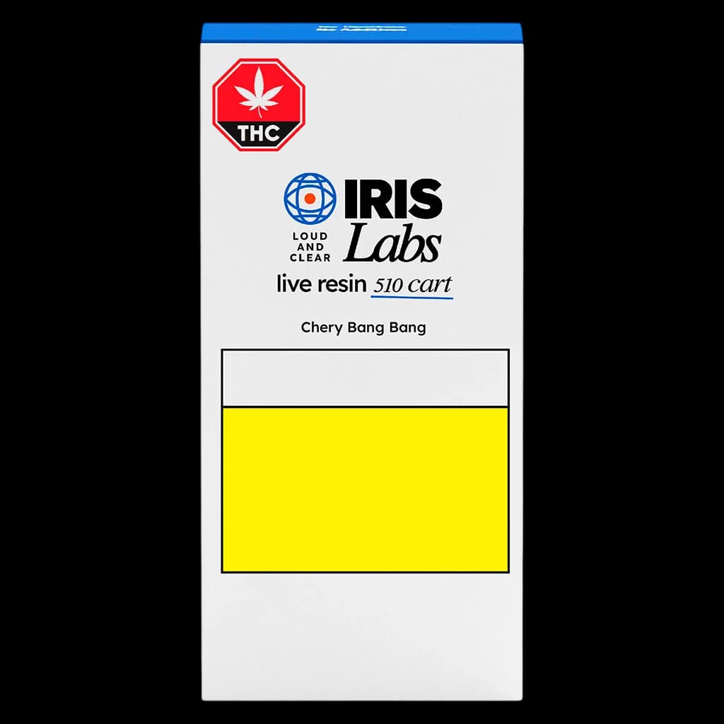 Cartouche 510 en résine vivante Cherry Bang Bang d'IRIS Labs avec badge THC et concentré jaune visible à travers la fenêtre d'emballage