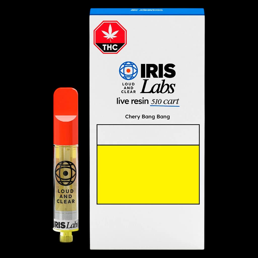 Cartouche 510 en résine vivante Cherry Bang Bang d'IRIS Labs avec embout rouge et remplissage d'huile dorée, présentée à côté de sa boîte d'emballage