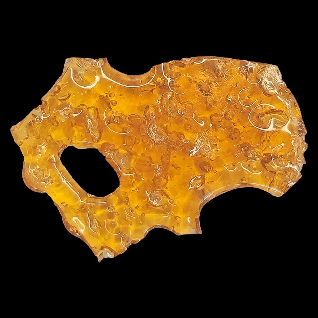 Concentré de shatter Platinum Oranges de Wildcard Extracts, extrait de cannabis translucide doré-ambré avec une surface texturée