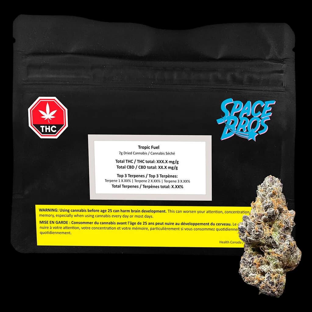 Fleur de cannabis séché Space Bros Tropic Fuel 7g en sachet noir avec étiquette du produit et bourgeon de cannabis affiché