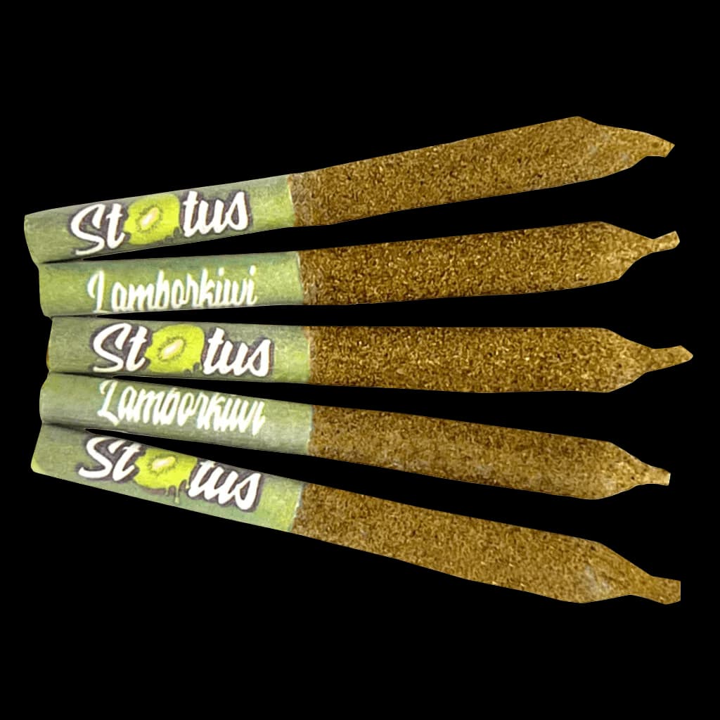 Cinq pré-roulés Lamborkiwi de Status infusés de diamants liquides et enrobés de kief, avec des étiquettes d'emballage vertes et dorées