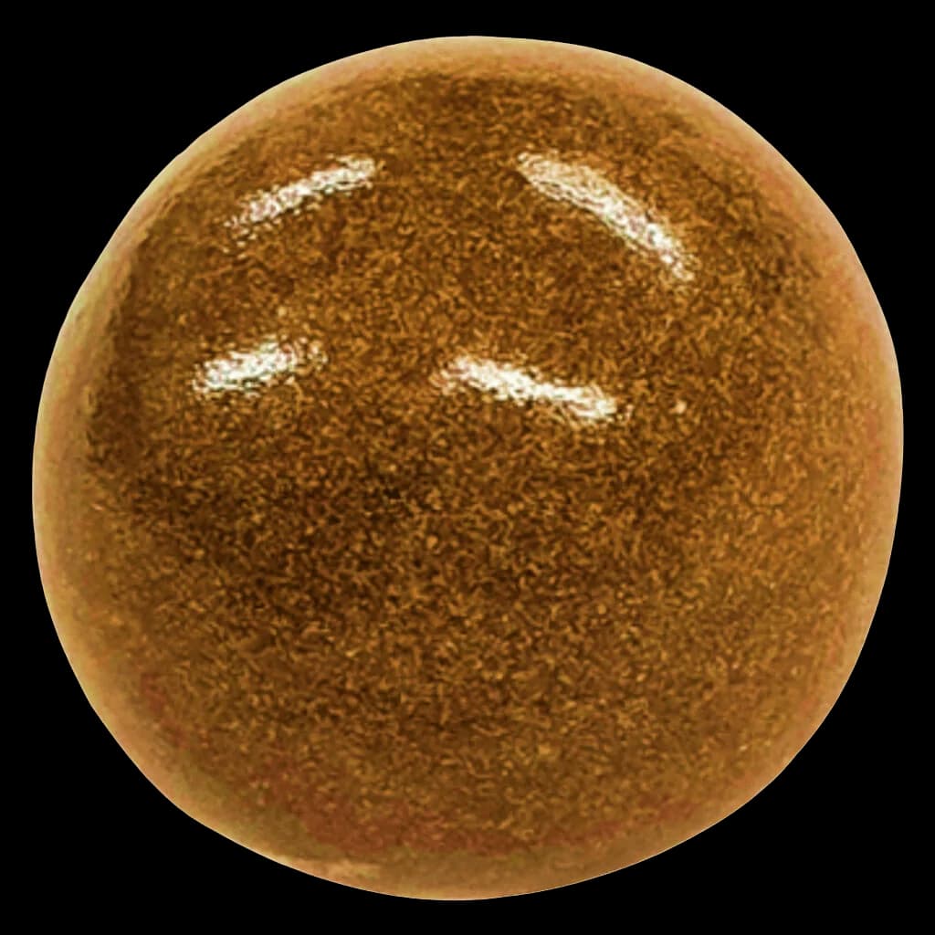 Pure Trichomes Inc. Canada #1 Hash, concentré de cannabis en forme de boule ronde avec une surface texturée brun doré