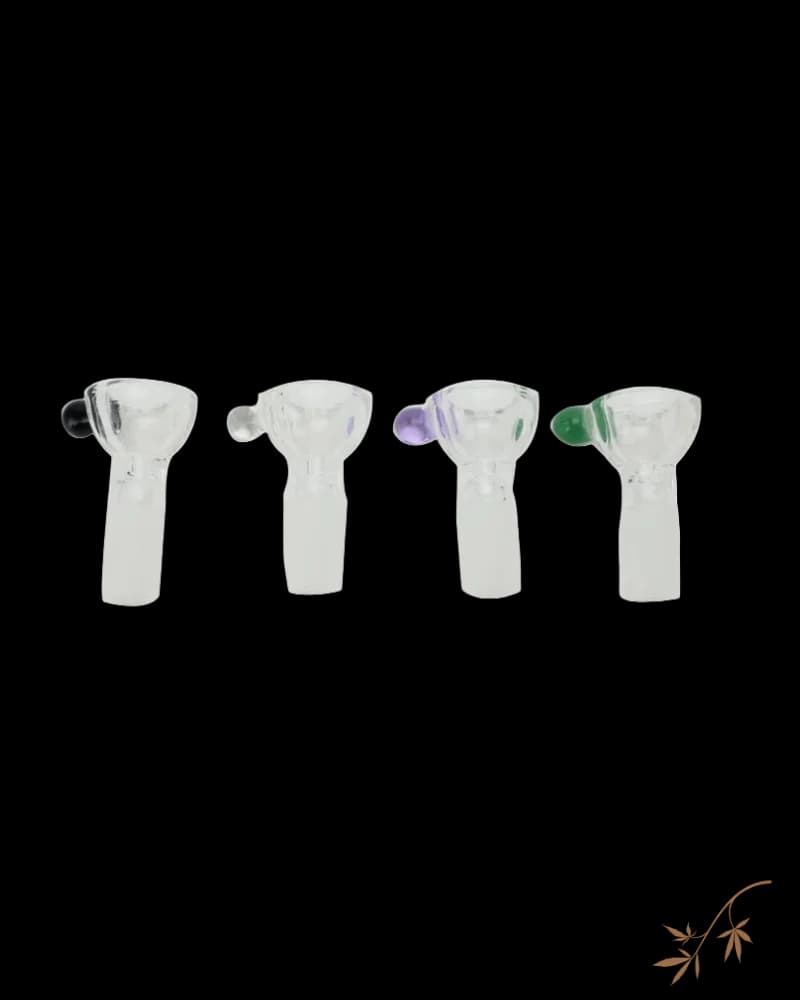 Quatre pipes à eau en verre pour cannabis avec des bulbes colorés en noir, gris, violet et vert