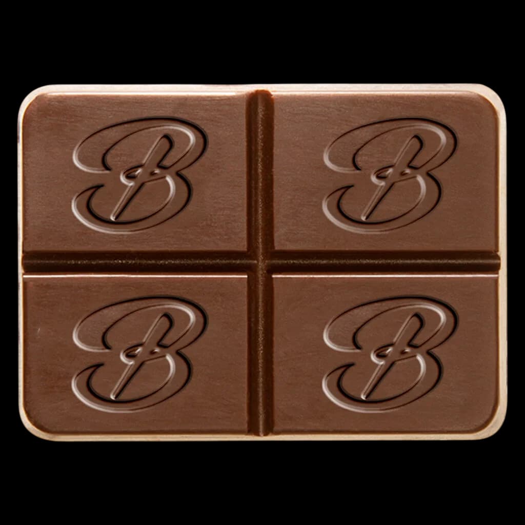 Barre de chocolat au lait THC Bhang avec quatre carrés gaufrés, chacun estampé du logo Bhang