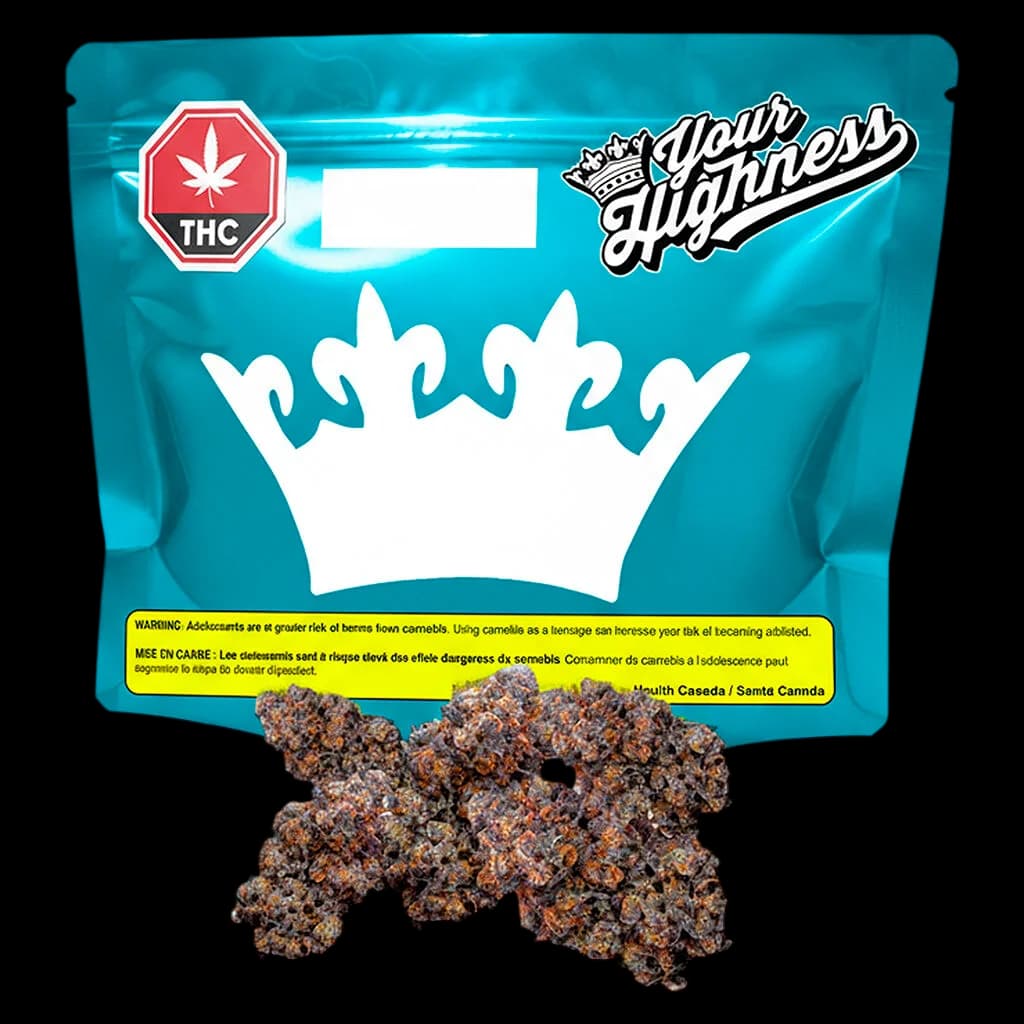 Bourgeons de fleurs séchées de cannabis Tropical Pressure de Your Highness présentés devant un emballage turquoise avec logo de couronne et étiquette d'avertissement concernant le THC