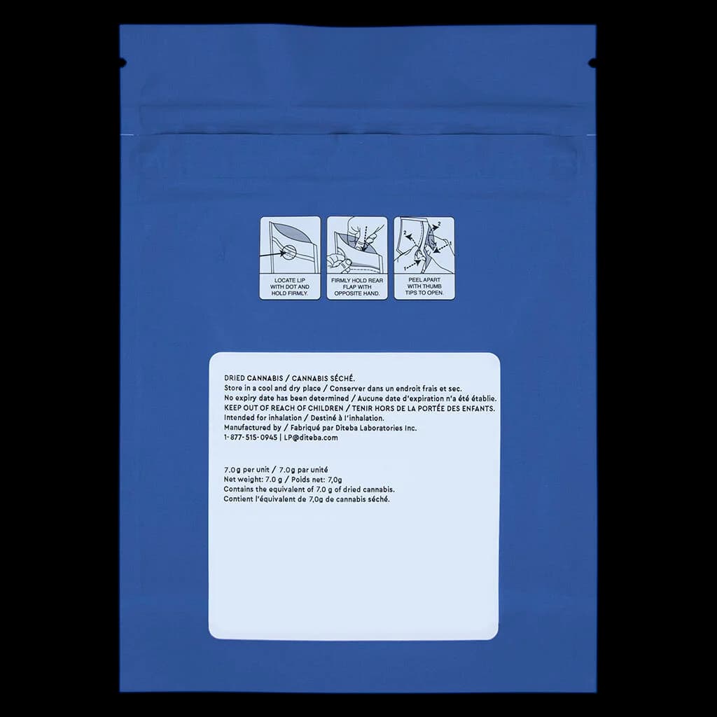 Sachet de 7,0 g de fleurs séchées de cannabis Common Ground Strawberry Pie prêt à rouler moulu, emballage bleu avec instructions d'ouverture et informations réglementaires