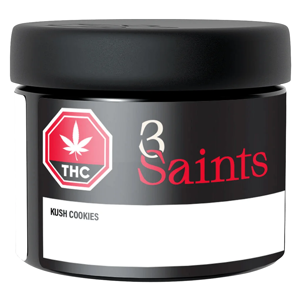 Fleur de cannabis séchée Kush Cookies de 3Saints dans un pot en verre noir avec étiquette rouge et blanche
