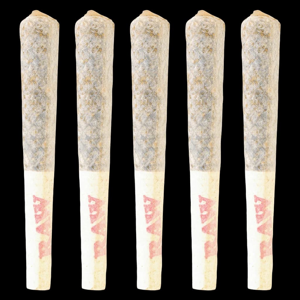 Paquet de pré-roulés Noir Diamant de BLK MKT contenant cinq joints, avec des pré-roulés de cannabis poudrés de gris sur papier crème et marquage rouge