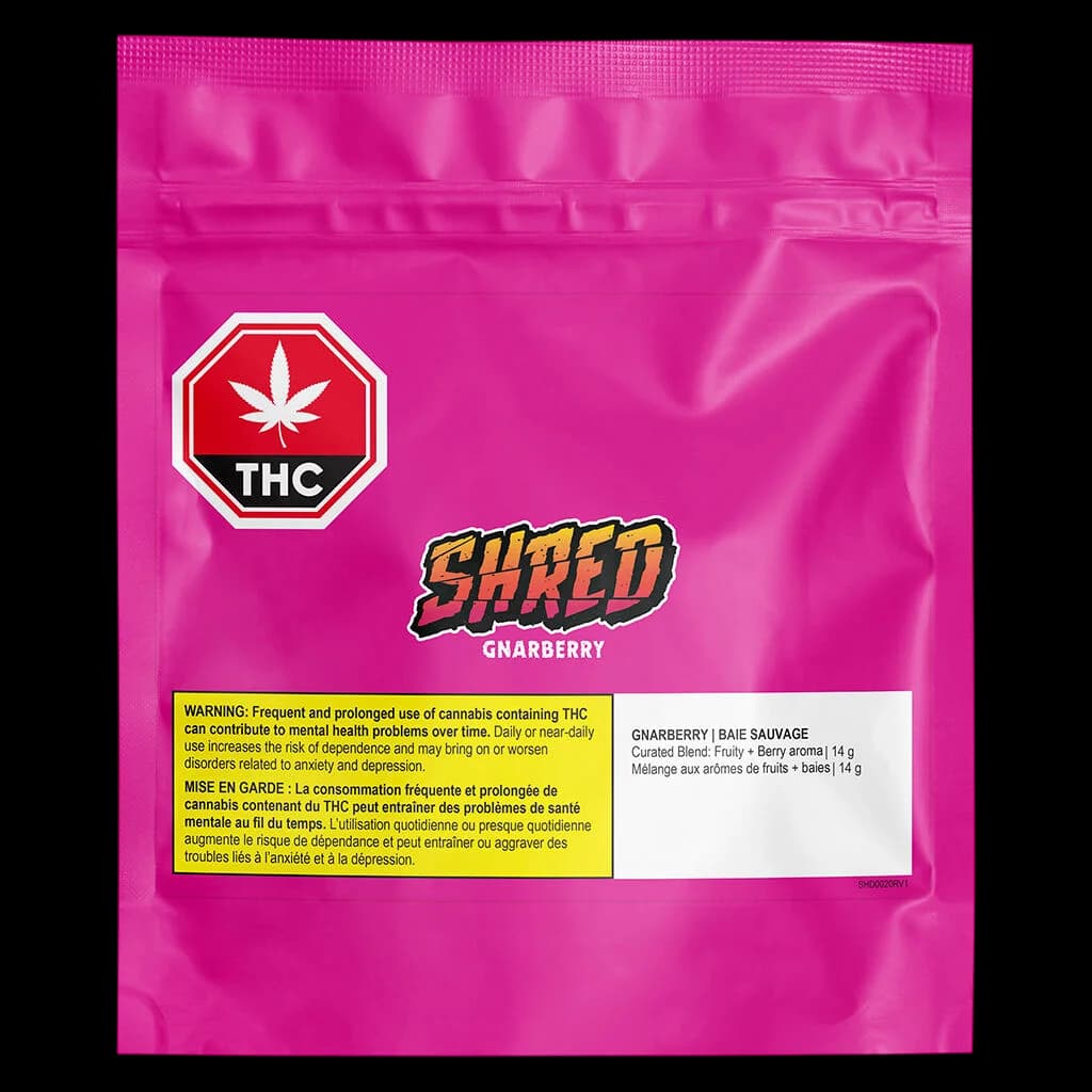 Fleur séchée de cannabis Gnarberry SHRED, texture finement moulue aux teintes vertes et brunes
