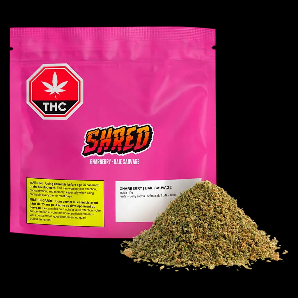 Fleur séchée de cannabis Gnarberry SHRED, texture finement moulue aux teintes vertes et brunes