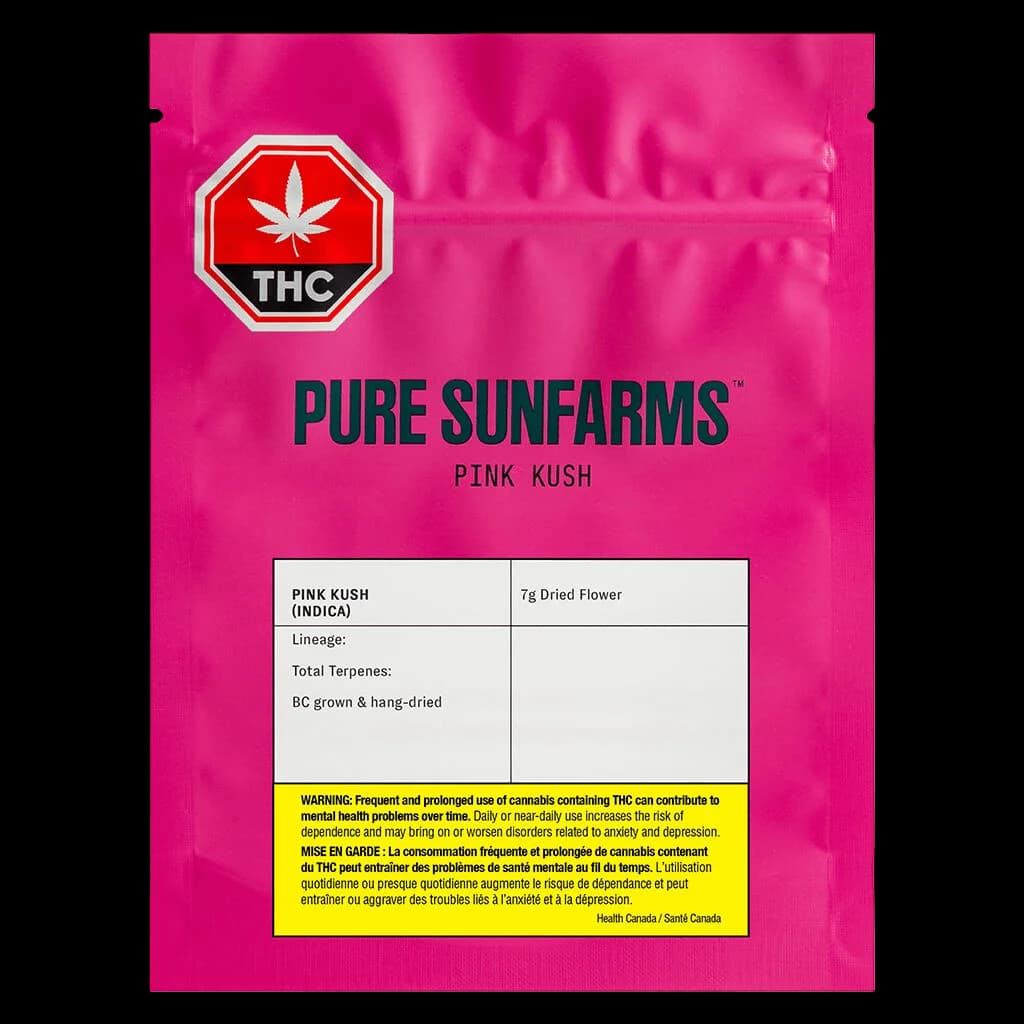 Emballage avant de 7 g de fleurs séchées Pink Kush de Pure Sunfarms sur fond rose, avec logo THC et mise en garde de Santé Canada