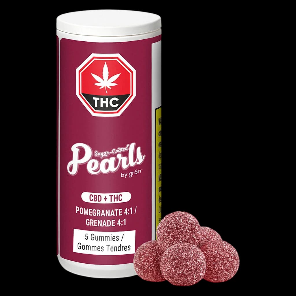 Bonbons moelleux Grön Pearls enrobés de sucre à la grenade 4:1 CBD+THC, paquet de 5, avec trois gommes roses devant un emballage bordeaux