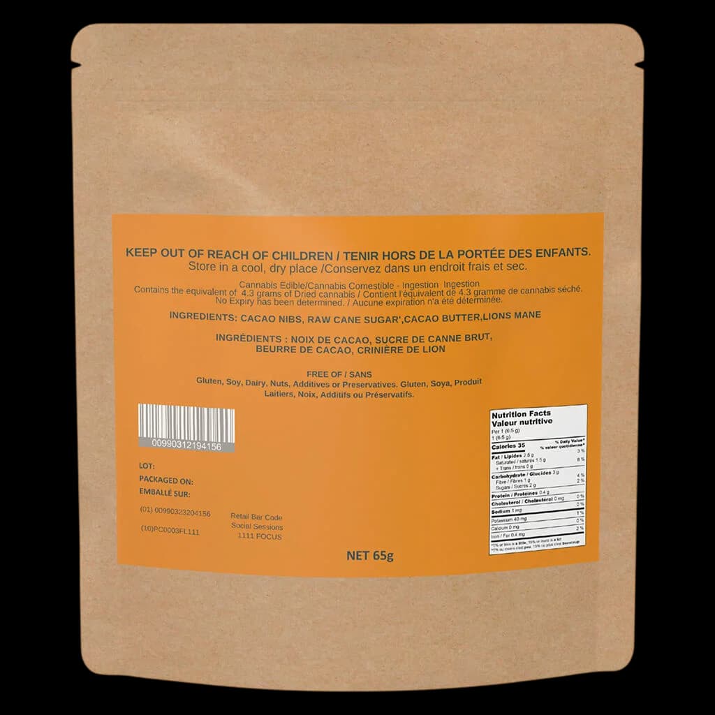 Chocolat végétalien microdosé au THC 1111 avec crinière de lion de Social Sessions, sachet kraft de 65 g avec étiquette orange indiquant les ingrédients, les informations nutritionnelles et la mise en garde sur les comestibles au cannabis.