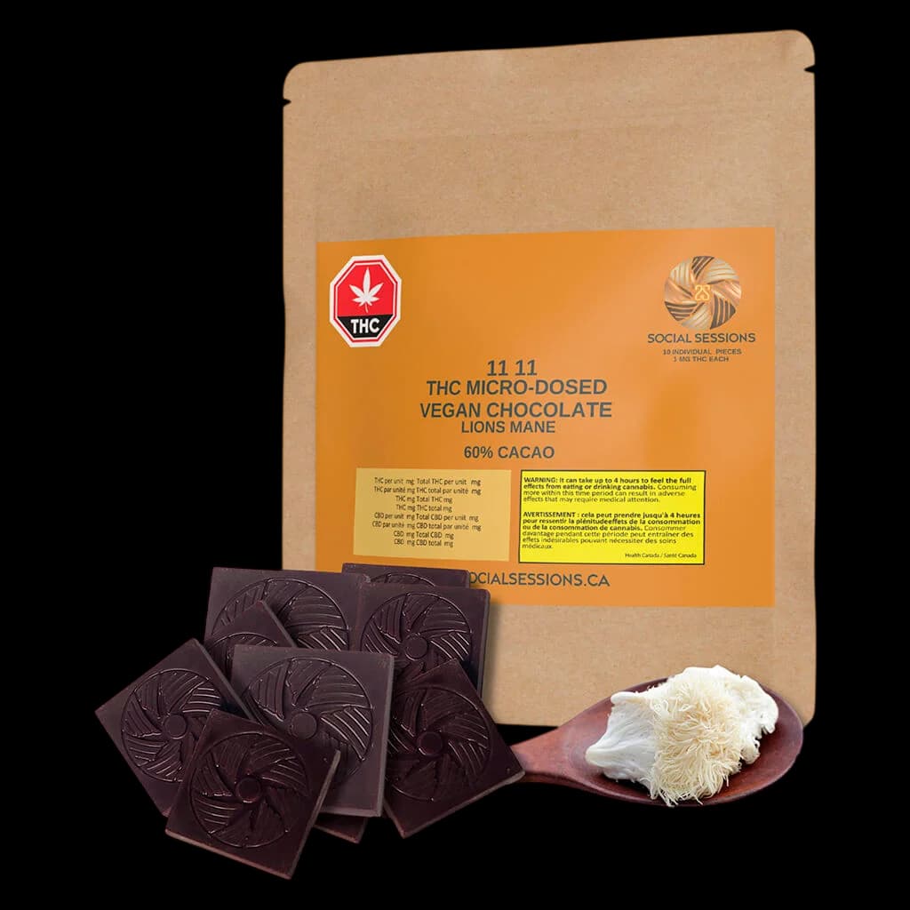 Chocolat végétalien micro-dosé au THC 11:11 de Social Sessions avec crinière de lion, cacao 70%, emballage de 10 carrés de chocolat noir dans une pochette kraft