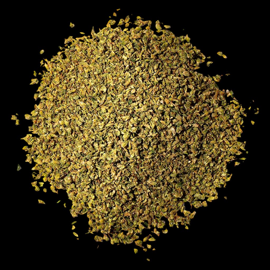 Fleur de cannabis séchée Super Toast Pop n' Pour Bubble Trubble, éparpillée légèrement, laissant voir sa texture et ses teintes vert doré