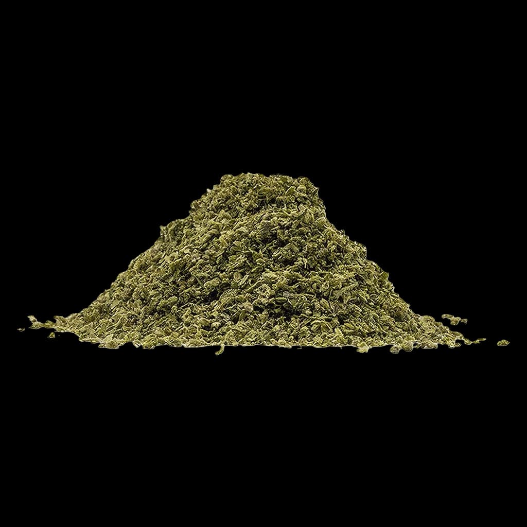 Fleur moulue Grapey Grape de General Admission, cannabis séché finement moulu présenté en tas sur fond blanc