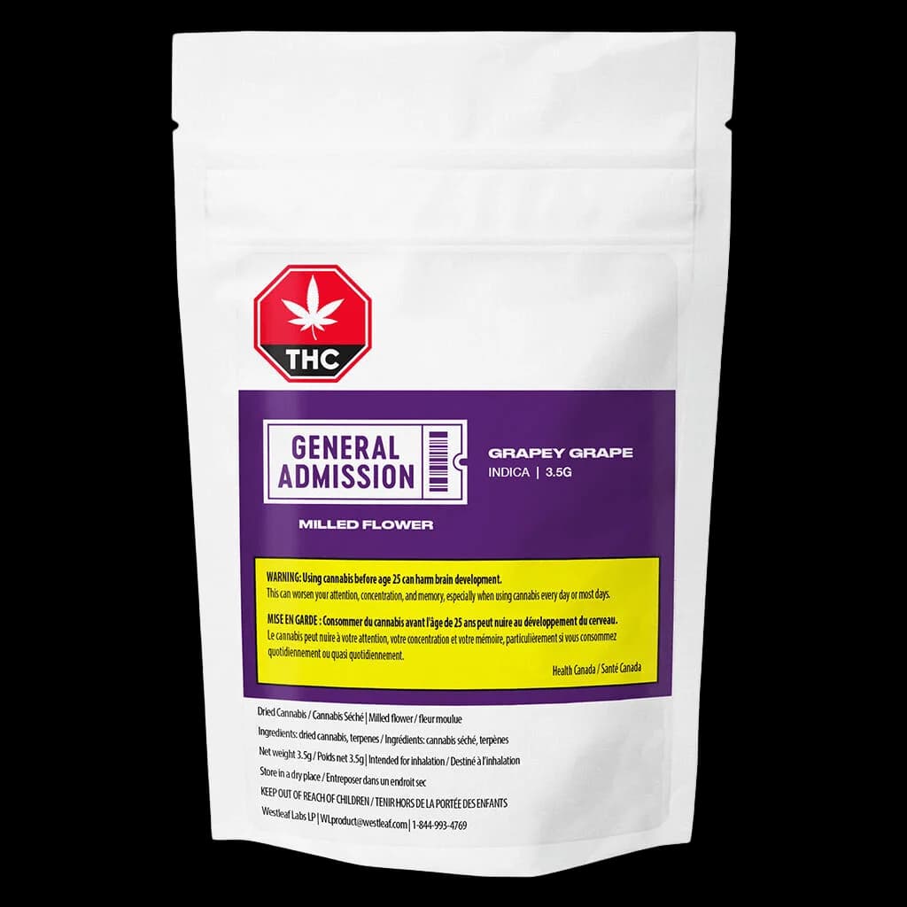 Fleur moulue Grapey Grape de General Admission, 3,5 g, dans une pochette blanche refermable avec étiquette violette et avertissement de Santé Canada concernant le THC