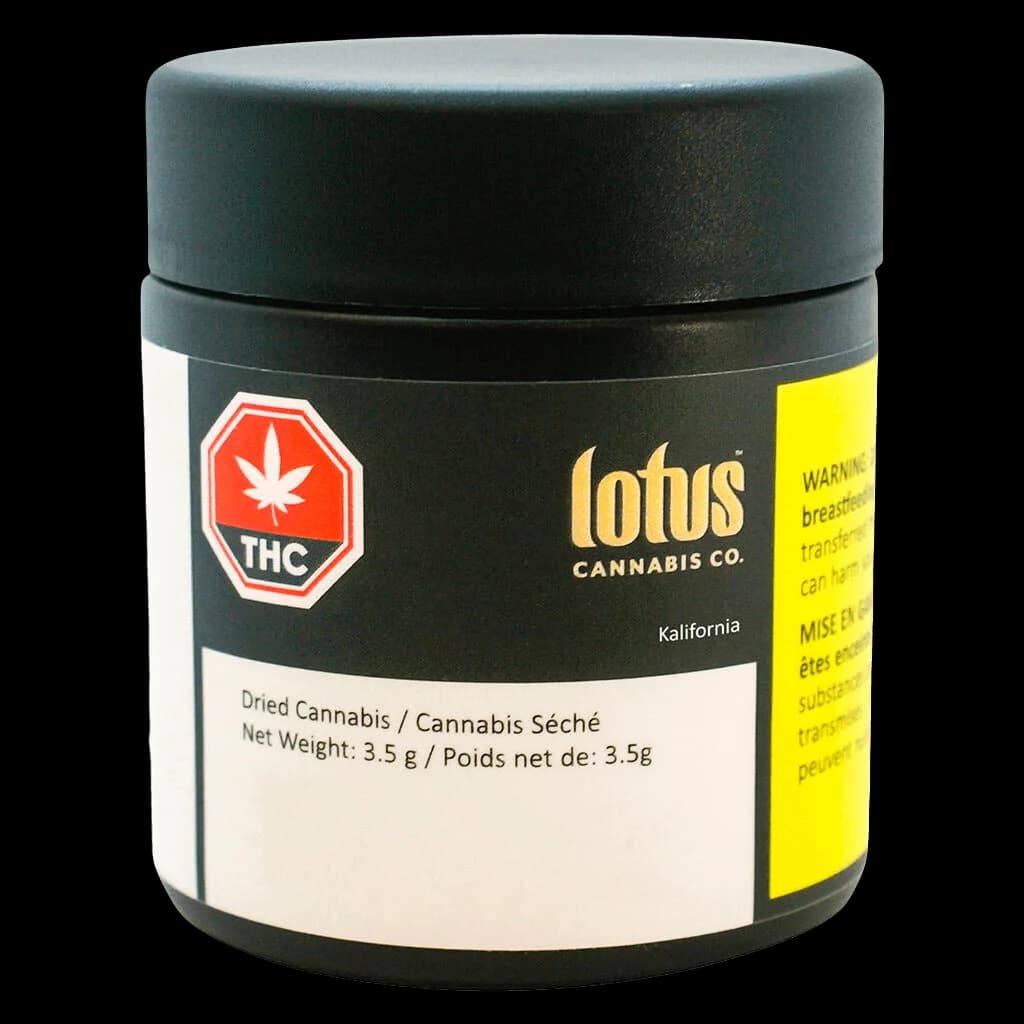 Fleur séchée Kalifornia de Lotus Cannabis Co., 3,5 g dans un pot en verre foncé avec couvercle noir, emballage avant visible
