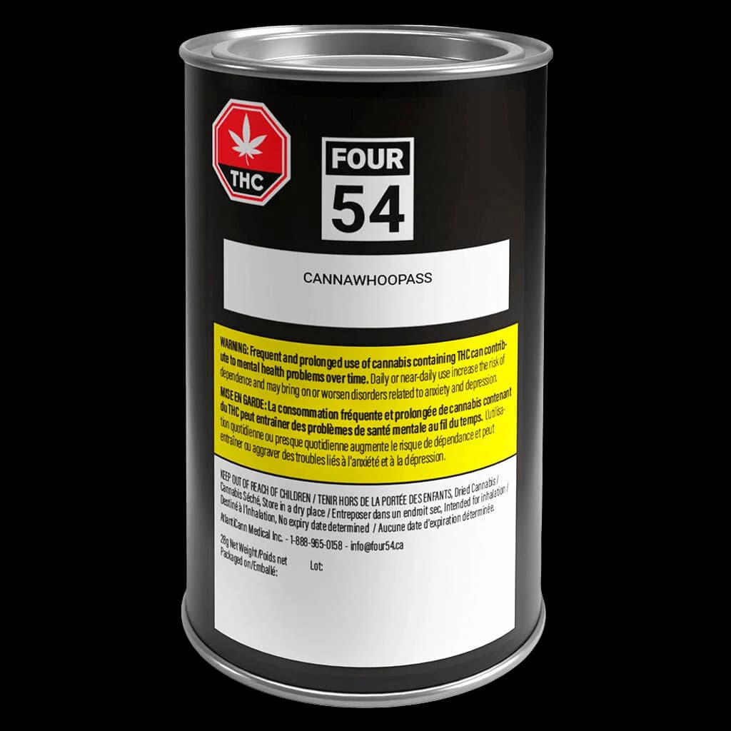 Fleur de cannabis séché Four54 Cannawhoopass dans un contenant métallique cylindrique noir avec symbole d'avertissement THC rouge et étiquette d'avertissement jaune de Santé Canada