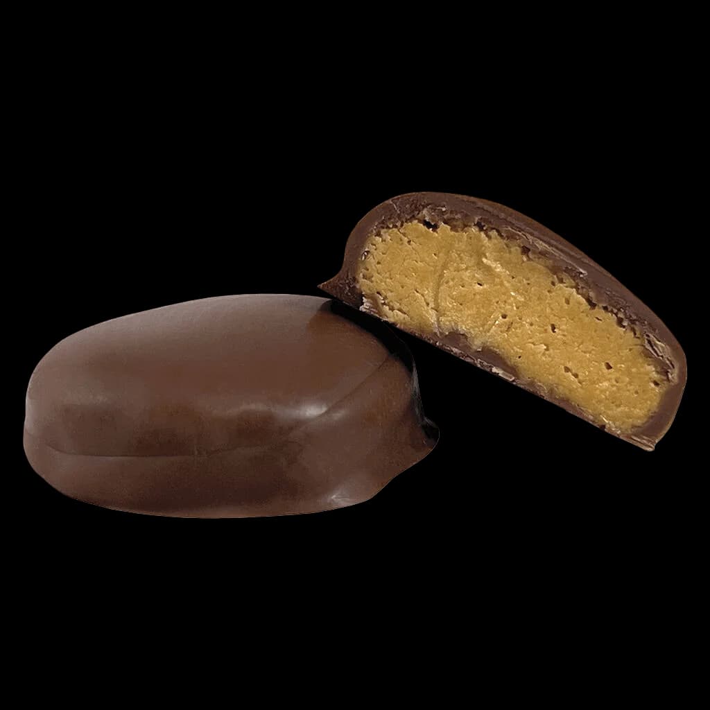 Balcony Peanut Butter THC Bites, comestible enrobé de chocolat avec garniture au beurre d'arachide, pièces entières et coupées en deux