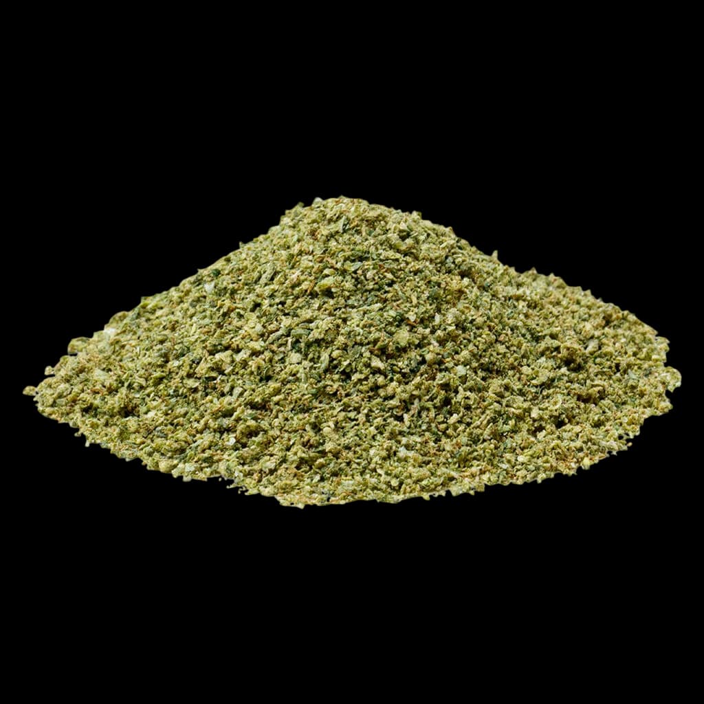 Fleur de cannabis séchée Sgt. Pineapple de Super Toast, texture finement moulue aux teintes vert pâle et dorées