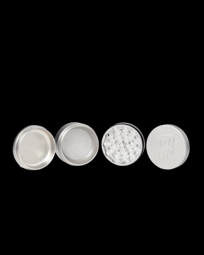 Broyeur mini 4 pièces en acier inoxydable The Ripper, 1,5 pouce, montrant le compartiment de rangement, le tamis, la chambre de broyage avec dents et le collecteur de kief