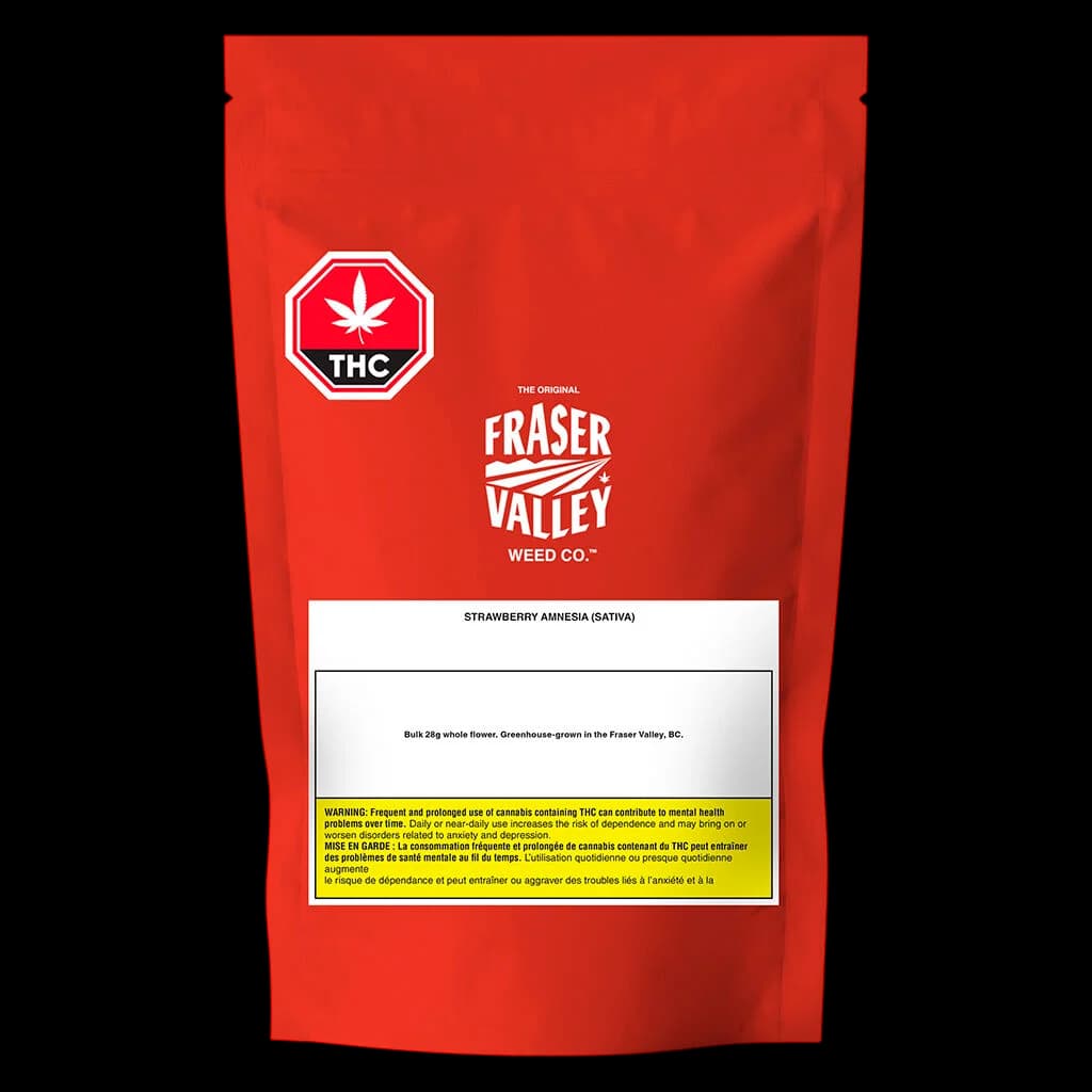 Emballage de 28 g de fleurs séchées sativa Strawberry Amnesia de Fraser Valley Weed Co. avec pochette rouge et étiquette d'avertissement THC