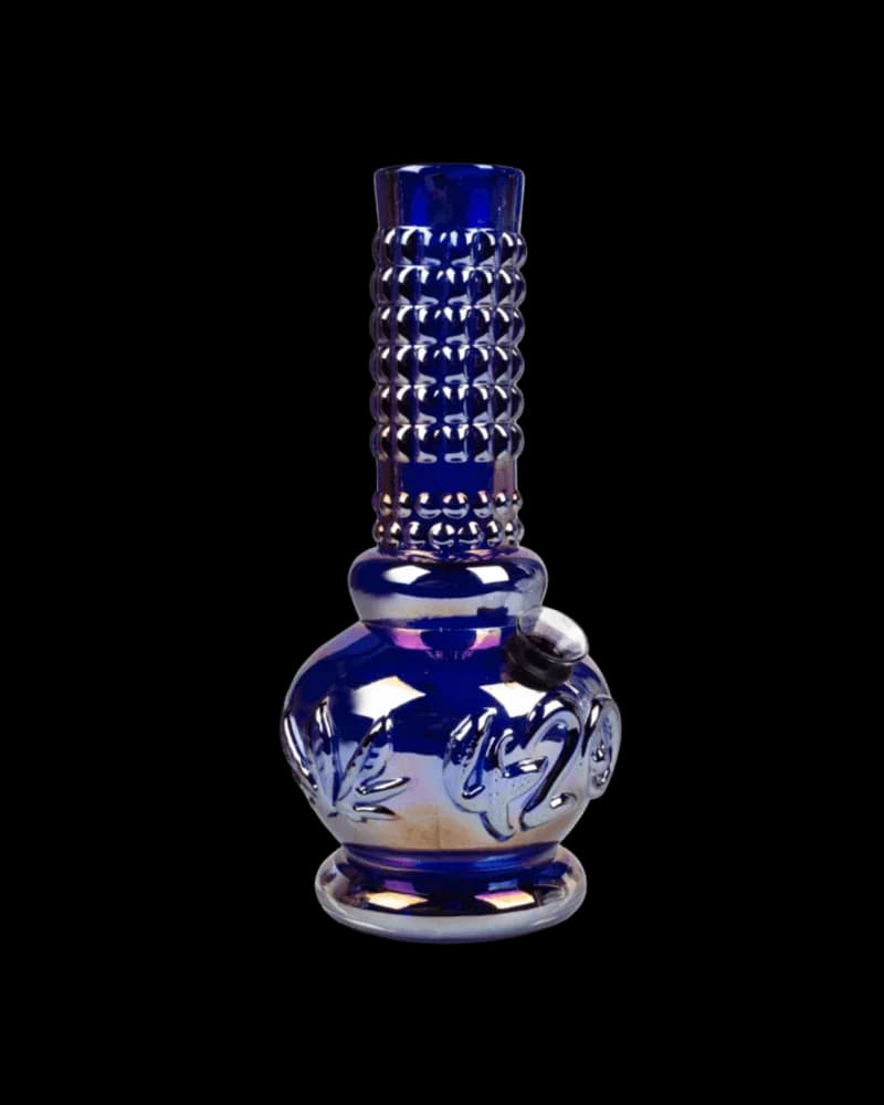 Pipe à eau Retro Glass Platinum Metallic avec motifs en relief 420, bang en verre bleu cobalt avec tige à prise texturée et base décorative