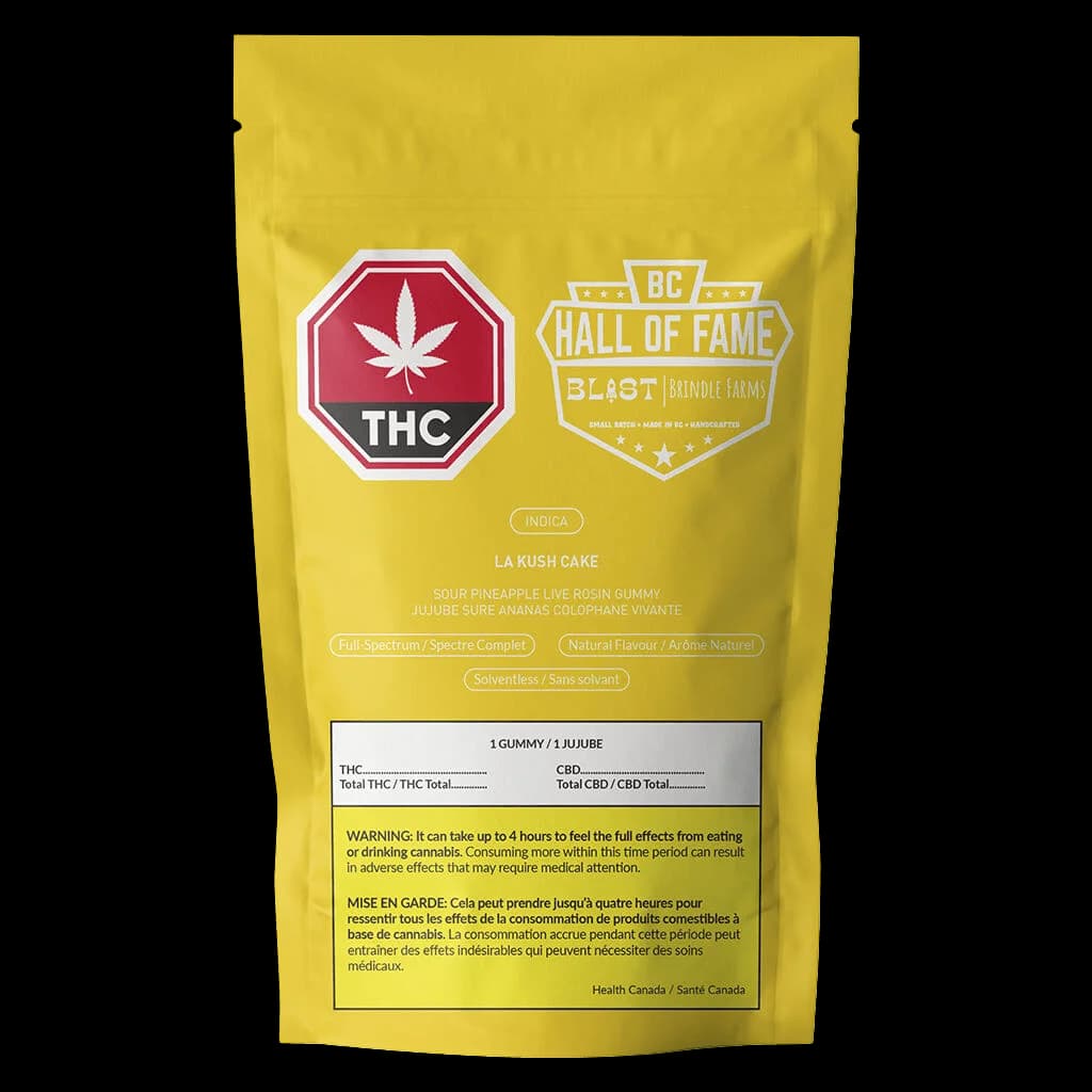 Emballage de gomme à l'ananas aigre live rosin La Kush Cake de Blast, pochette jaune avec symbole d'avertissement THC et badge Hall of Fame Brindle Farms