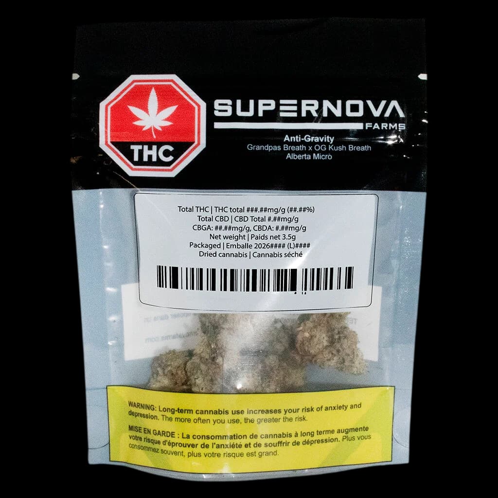 Bourgeon de fleur de cannabis séchée artisanale Supernova Farms, dense et recouvert de trichomes verts et dorés, sur fond blanc