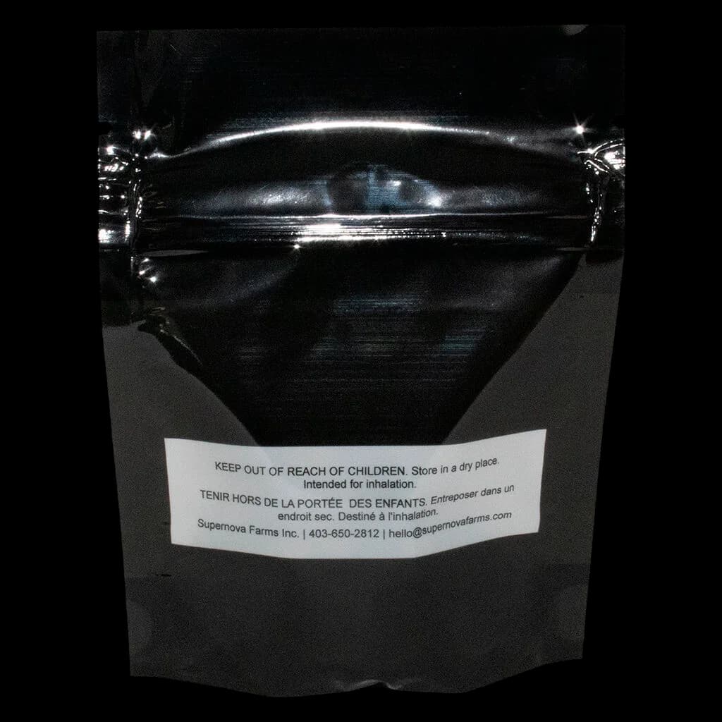Sachet mylar noir de fleur séchée de cannabis artisanale Supernova Farms, avec fermeture de sécurité à l'épreuve des enfants et étiquette de sécurité bilingue