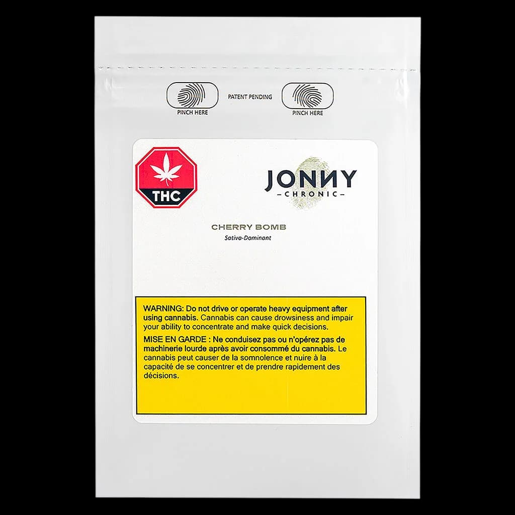 Bourgeon de cannabis en fleur séchée Cherry Bomb de Jonny Chronic avec des trichomes denses verts et ambrés