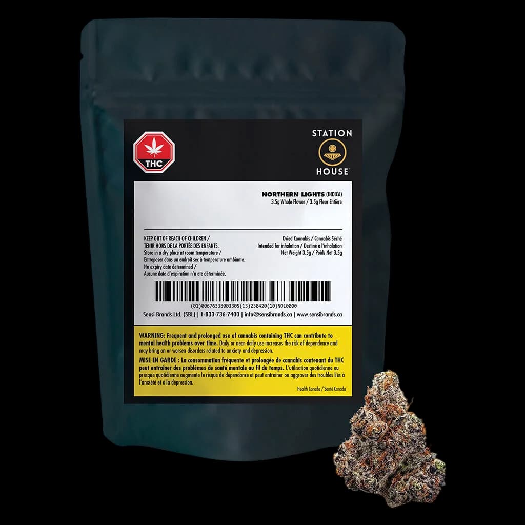 Fleur séchée indica Northern Lights de Station House, 3,5 g de fleur entière dans une pochette vert sarcelle foncé avec étiquette du produit et bourgeon de cannabis affiché
